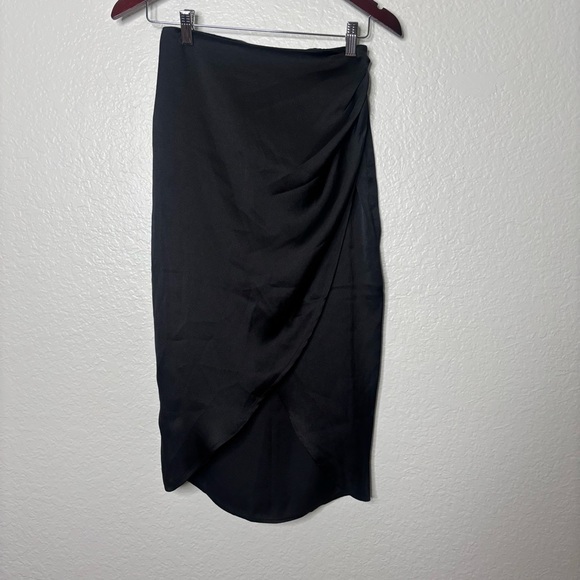 NWT Express Black Satin Faux Wrap Curved Hem Midi Skirt Size 0 - Picture 1 of 5